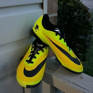 NWOT Nike Neon Indoor Soccer Shoes  Youth size 4
